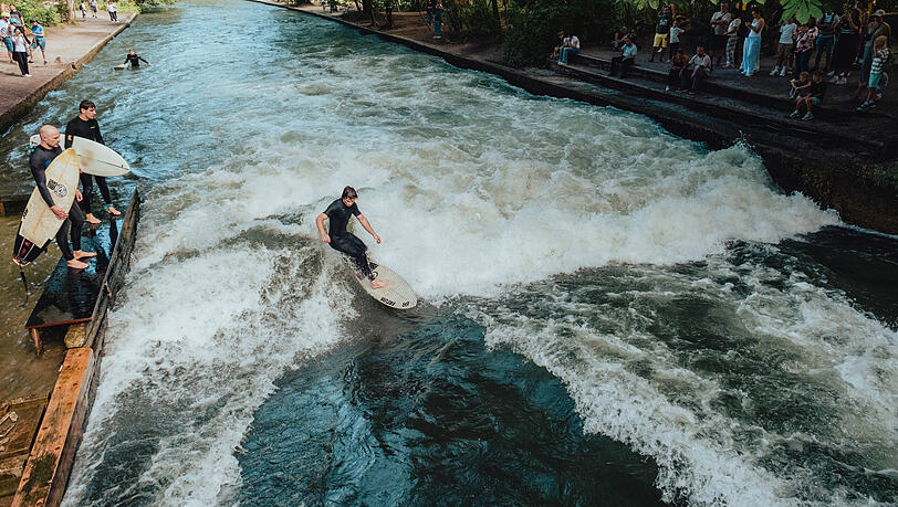 Halb Gischt, halb Welle: Der Eisbach am Haus der Kunst ist derzeit häufig nur auf der linken Seite surfbar. Halb Gischt, halb Welle: Der Eisbach am Haus der Kunst ist derzeit häufig nur auf der linken Seite surfbar.