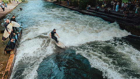 Halb Gischt, halb Welle: Der Eisbach am Haus der Kunst ist derzeit h&auml;ufig nur auf der linken Seite surfbar.