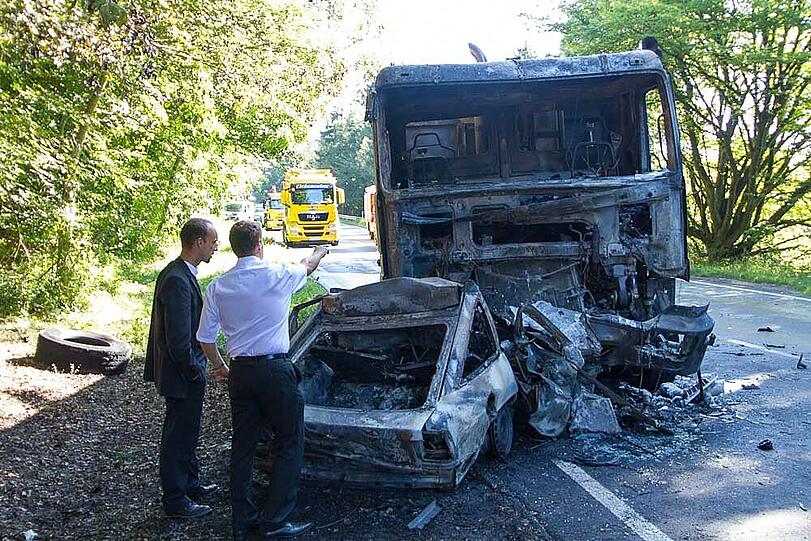 Aus bislang unbekannten Gründen kommt ein Auto auf die Gegenfahrbahn, prallt gegen einen Laster und wird unter ihn geschoben. Beide Fahrzeuge brennen komplett aus; der Autofahrer verbrennt bis zur Unkenntlichkeit.