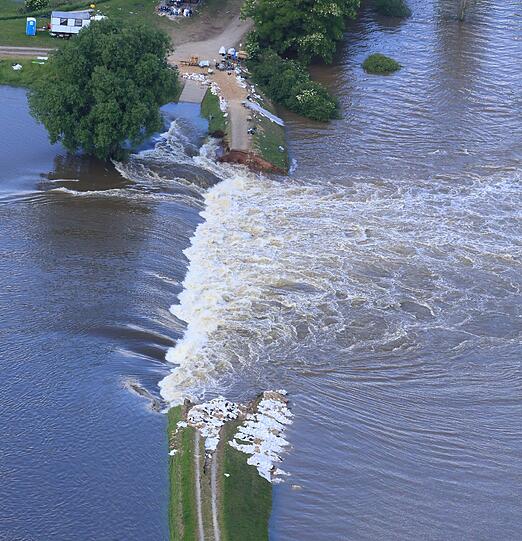 Ein Deichbruch überflutet am 10.06.2013 das Dorf Fischbeck (Sachsen-Anhalt).