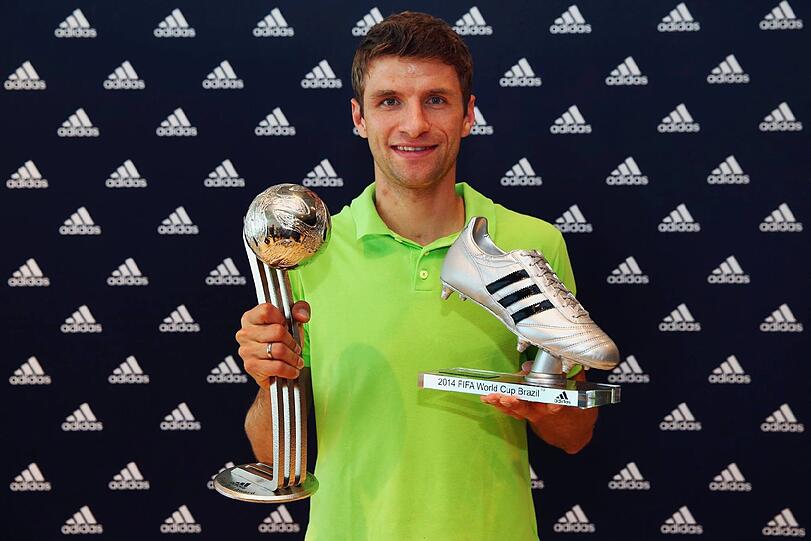 Mit den Auszeichnungen als Zweitbester WM-Spieler und Zweitbester Torschütze reist Thomas Müller Manuel zum DFB-Team.