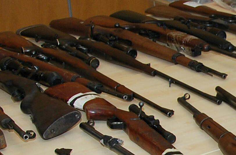 Angst vor einem neuen Weltkrieg: Ein 59-Jähriger hat Maschinenpistolen, Gewehre und Sprengstoff in einem selbstgebauten Bunker gehortet.