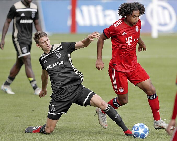 Joshua Zirkzee sammelte in der UEFA Youth League bereits internationale Erfahrung - wie hier gegen die U19 von Ajax Amsterdam.