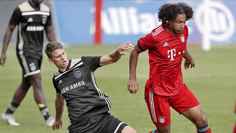 Joshua Zirkzee sammelte in der UEFA Youth League bereits internationale Erfahrung - wie hier gegen die U19 von Ajax Amsterdam. Joshua Zirkzee sammelte in der UEFA Youth League bereits internationale Erfahrung - wie hier gegen die U19 von Ajax Amsterdam.