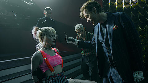 Harley (Margot Robbie) macht Bekanntschaft mit dem diabolischen Roman Sionis (Ewan McGregor)