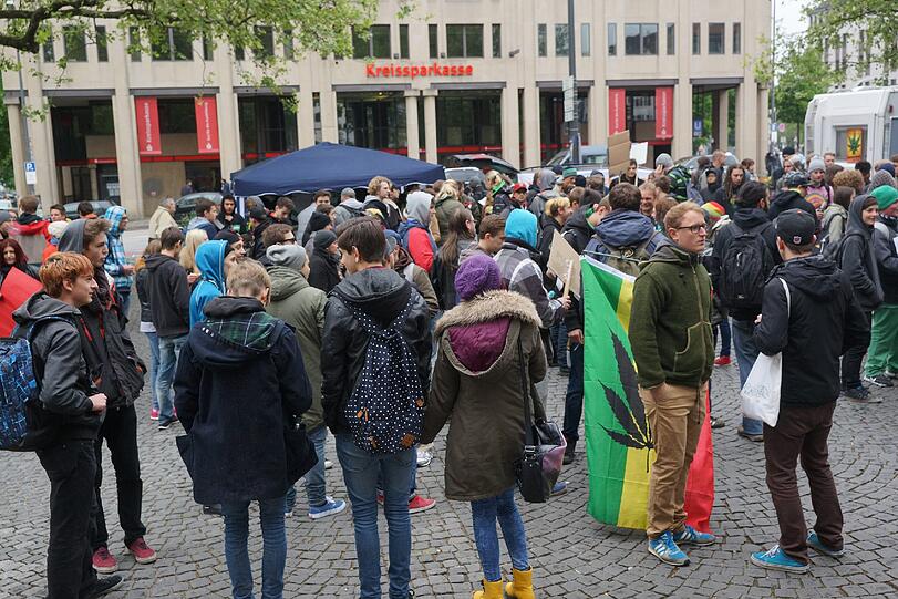 Etwa 200 Menschen demonstrieren am Sendlinger-Tor-Platz für die Legalisierung von Marihuana.