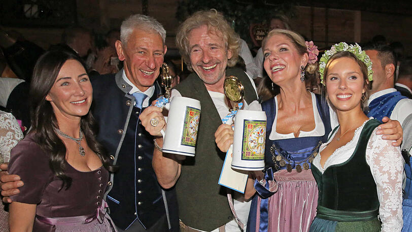 Mittendrin im Wiesn-Trubel: Verena Able (v.l.) mit ihrem Vater Siegfried Able, Thomas Gottschalk, seiner Freundin Karina Mross und ihrer Tochter im Marstall.