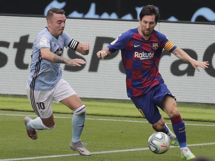 Lionel Messi (r) vom FC Barcelona behauptet den Ballbesitz gegen Celta Vigos Iago Aspas.