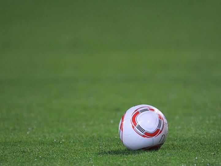 Ein Fussball liegt auf dem Rasen. Foto: picture alliance / dpa / Symbolbild
