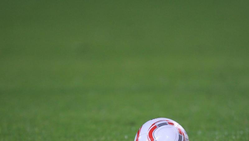 Ein Fussball liegt auf dem Rasen. Foto: picture alliance / dpa / Symbolbild Ein Fussball liegt auf dem Rasen. Foto: picture alliance / dpa / Symbolbild