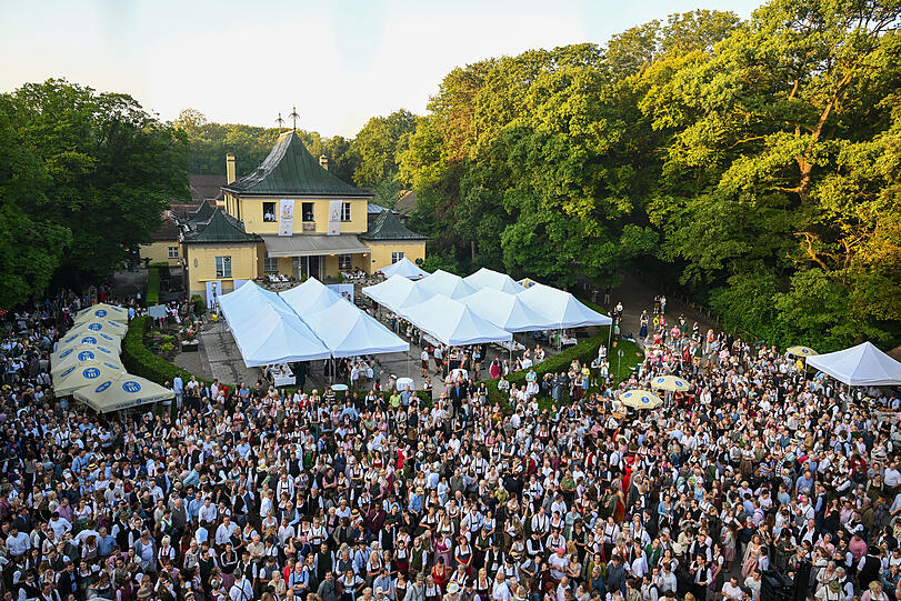Blick auf den Kocherlball im Englischen Garten in München. 2024 sollen 12.000 Frühausteher dabei gewesen sein.