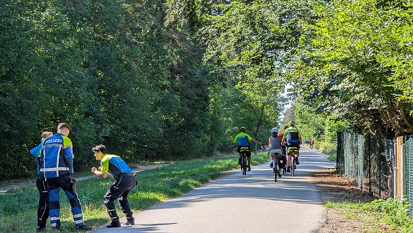 Kontrollaktion Mitte August: Die Fahrradstaffel der Polizei nimmt im Perlacher Forst Rader ins Visier, die zu schnell unterwegs sind.