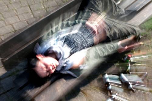 Nach einem Saufgelage hat ein Mann seinen Bekannten fast zu Tode gewürgt. (Symbolfoto, dpa)