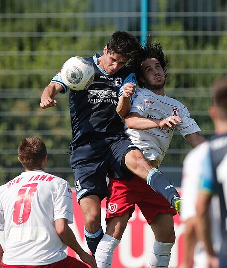 Die Löwen beim Testspiel gegen Jahn Regensburg.