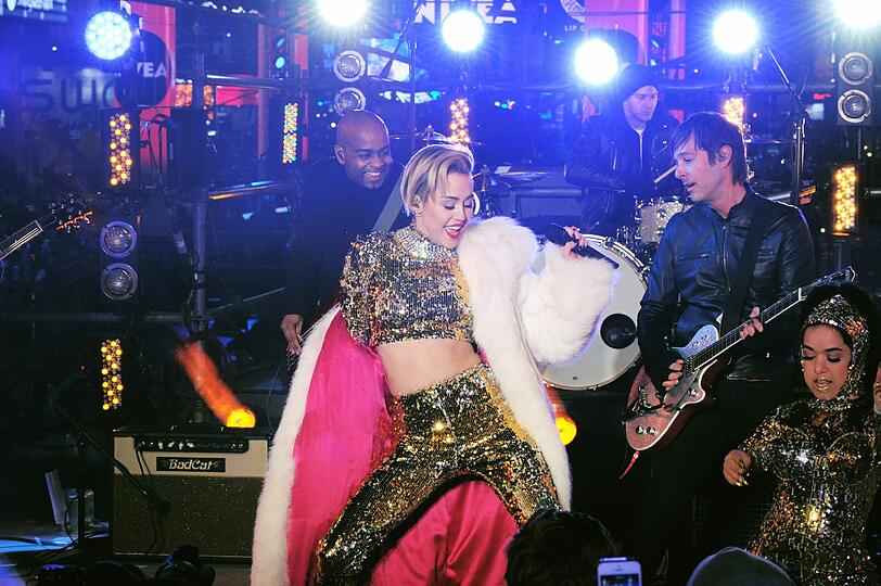 Miley Cyrus läutet den Neujahrs-Countdown am Times Square auf ihre spezielle Art und Weise ein.