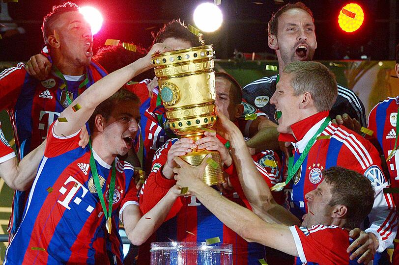Die Bayern feiern mit dem Pott. Die schönsten Jubelbilder aus dem Berliner Olympiastadion.