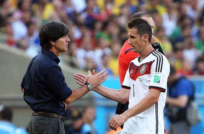 Joachim Löw (links) freut sich auf das WM-Halbfinale gegen Brasilien. Miroslav Klose (rtechts) hat bereits zum vierten Mal die Vorschlussrunde einer Weltmeisterschaft erreicht.