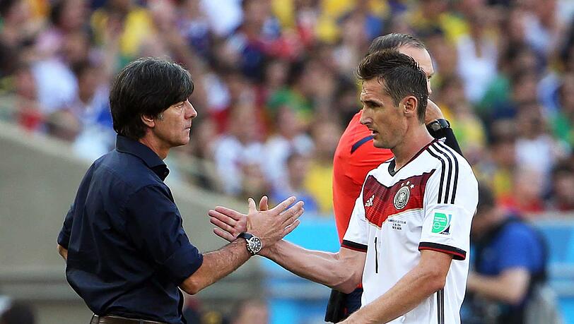 Joachim Löw (links) freut sich auf das WM-Halbfinale gegen Brasilien. Miroslav Klose (rtechts) hat bereits zum vierten Mal die Vorschlussrunde einer Weltmeisterschaft erreicht. Joachim Löw (links) freut sich auf das WM-Halbfinale gegen Brasilien. Miroslav Klose (rtechts) hat bereits zum vierten Mal die Vorschlussrunde einer Weltmeisterschaft erreicht.