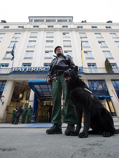 Am Freitag um 6 Uhr ging's los: Auf den Dächern sind Scharfschützen postiert. Absperrgitter blockieren die Zufahrtsstraßen. Rund um den Bayerischen Hof patrouillieren Polizisten mit Bombendetektoren und Spürhunden.