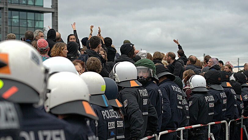 Die Polizei musste die Flüchtlinge vor dem fremdenfeindlichen Mob schützen. (Symbolfoto) Die Polizei musste die Flüchtlinge vor dem fremdenfeindlichen Mob schützen. (Symbolfoto)