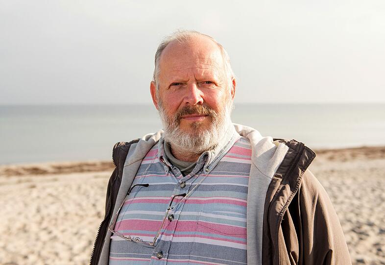 Schauspieler Axel Milberg: "Mein schlimmstes Weihnachtsgeschenk? Ein ausrangiertes Taschenbuch. Ich habe es mit großer Geste um Mitternacht in den Kamin geworfen. Seitdem ist es Tradition, dass unliebsame Geschenke einfach verbrannt werden."