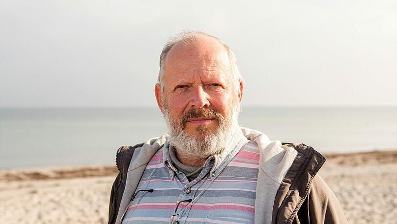 Schauspieler Axel Milberg: "Mein schlimmstes Weihnachtsgeschenk? Ein ausrangiertes Taschenbuch. Ich habe es mit großer Geste um Mitternacht in den Kamin geworfen. Seitdem ist es Tradition, dass unliebsame Geschenke einfach verbrannt werden." Schauspieler Axel Milberg: "Mein schlimmstes Weihnachtsgeschenk? Ein ausrangiertes Taschenbuch. Ich habe es mit großer Geste um Mitternacht in den Kamin geworfen. Seitdem ist es Tradition, dass unliebsame Geschenke einfach verbrannt werden."