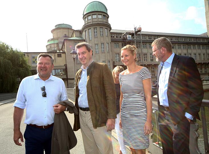 Richtig baden ist die CSU gar nicht gegangen. Hose, Hemd, mitunter auch die Jacke &ndash; all das blieb an der Isar am Dienstag brav an.