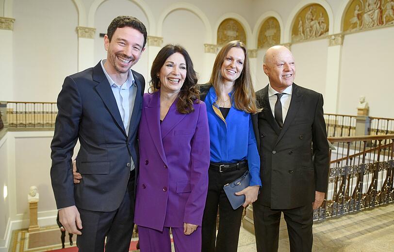 Oliver Berben (l-r), Produzent aus Deutschland, Iris Berben, Schauspielerin aus Deutschland, Katrin Berben, Ehefrau von Oliver Berben, und Gabriel Lewy, Geschäftsmann, kommen im Bayerischen Landtag zur Verleihung der Verfassungsmedaille.