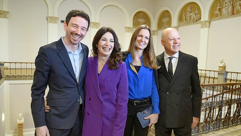 Oliver Berben (l-r), Produzent aus Deutschland, Iris Berben, Schauspielerin aus Deutschland, Katrin Berben, Ehefrau von Oliver Berben, und Gabriel Lewy, Geschäftsmann, kommen im Bayerischen Landtag zur Verleihung der Verfassungsmedaille. Oliver Berben (l-r), Produzent aus Deutschland, Iris Berben, Schauspielerin aus Deutschland, Katrin Berben, Ehefrau von Oliver Berben, und Gabriel Lewy, Geschäftsmann, kommen im Bayerischen Landtag zur Verleihung der Verfassungsmedaille.