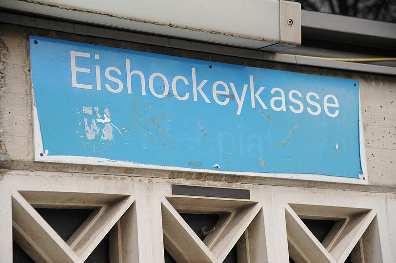Das charakteristische Hellblau verblasst, vom Rand her löst sich das Schild an der &bdquo;Eishockeykasse&ldquo; langsam ab.
