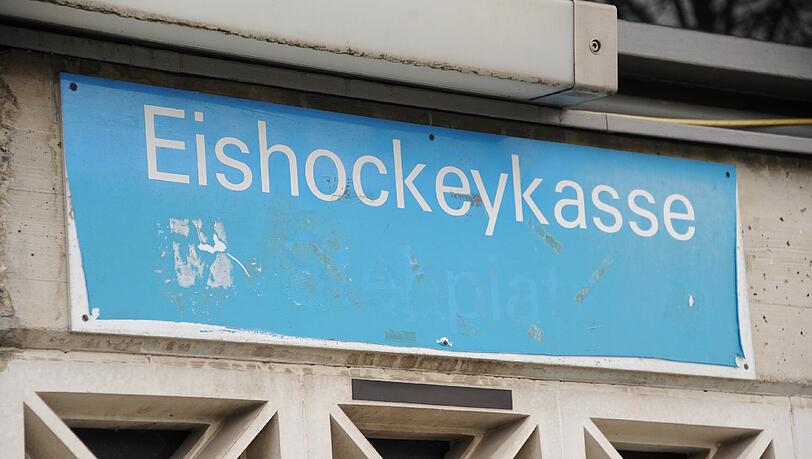 Das charakteristische Hellblau verblasst, vom Rand her löst sich das Schild an der „Eishockeykasse“ langsam ab. Das charakteristische Hellblau verblasst, vom Rand her löst sich das Schild an der „Eishockeykasse“ langsam ab.