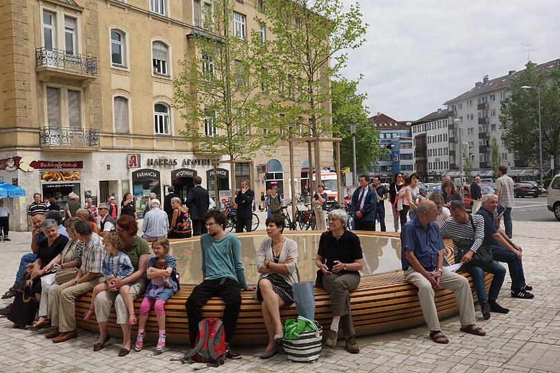 ... hatten die Bürger die Eröffnung des neu gestalteten Platzes gefeiert.