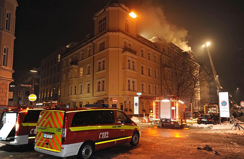 Feuer in der Silvesternacht in München: In der Wilhelmstraße war ein Dachstuhl in Brand geraten. Die Bilder von der Feuerwehr.