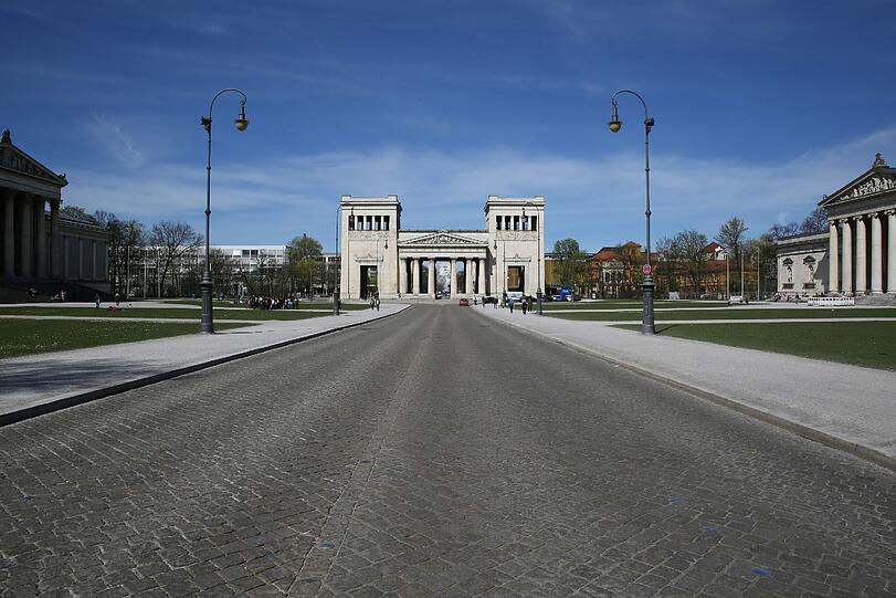 Weitläufig, imposant und der perfekte Ort für Open-Air-Konzerte: Der Königsplatz liegt am Ende der Brienner Straße, der ersten Prachtstraße Münchens.