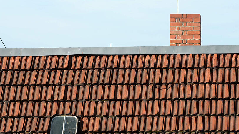 Der Mann wollte seine Dachrinne reinigen, als er plötzlich kollabierte. (Symbolbild)
