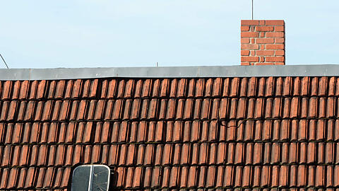 Der Mann wollte seine Dachrinne reinigen, als er plötzlich kollabierte. (Symbolbild)