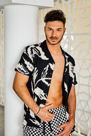 Sam Dylan (28) aus Cloppenburg hatte mit 16 Jahren das Erste Mal mit einer Frau. Er findet: "Das schwule Leben ist ein bisschen wie Hollywood, jeder treibt&rsquo;s mit jedem, außer ich. Bei Sexdates bin ich raus."
