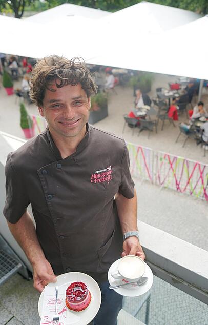 Max Eisenrieder vom Café Münchner Freiheit sieht's gelassen. Max Eisenrieder vom Café Münchner Freiheit sieht's gelassen.