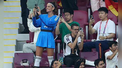 Izabel Goulart beim Spiel Deutschland gegen Japan auf der Tribüne.