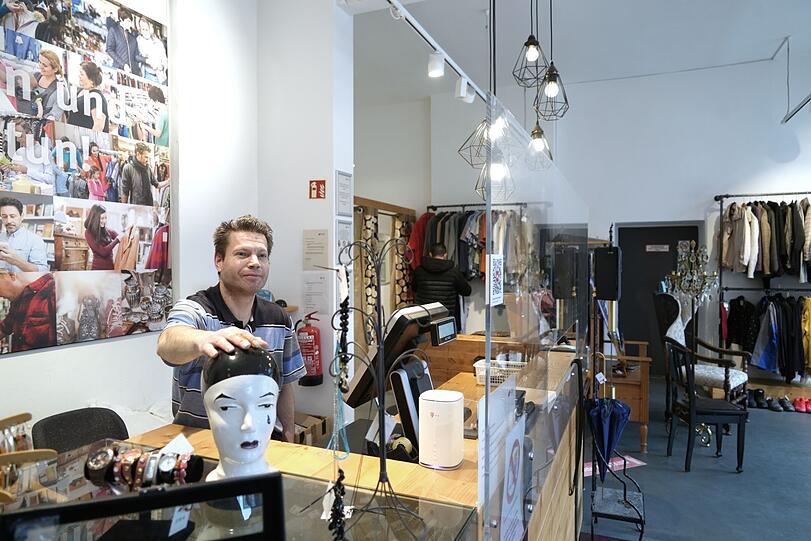 Markus A. arbeitet im Shop in der Landsberger Straße an der Kasse.