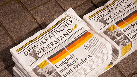 Zwei Pakete der Zeitung "Demokratischer Widerstand".