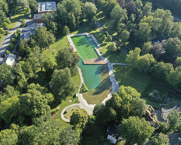 Ein ganz besonderes Münchner Bad: Blick aus der Luft auf das Naturbad Maria Einsiedel.