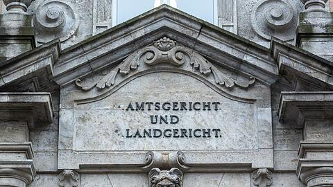 Im Prozess gegen vier Pflegekräfte aus der Oberpfalz wird das Urteil erwartet. (Symbolbild)