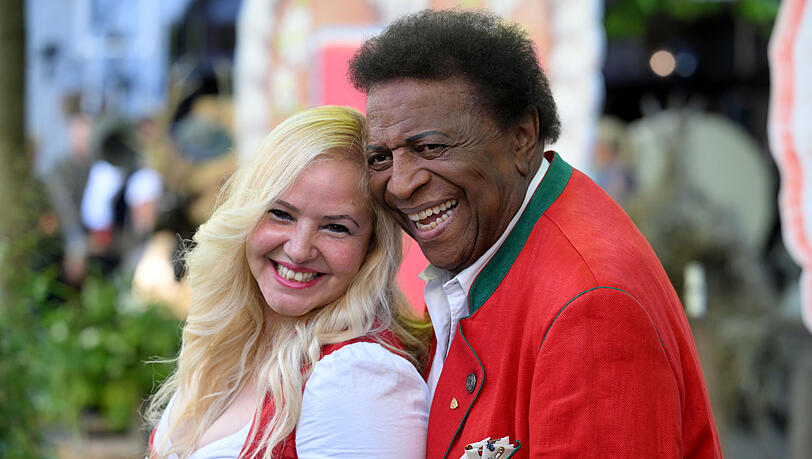 Hat ebenfalls einen Auftritt beim „Heidifest“: Der Sänger Roberto Blanco und seine Frau Luzandra Strassburg. Hat ebenfalls einen Auftritt beim „Heidifest“: Der Sänger Roberto Blanco und seine Frau Luzandra Strassburg.