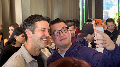Am Rande der Entwicklerkonferenz WWDC im Juni musste John Ternus, damals noch designierter Apple-Chef, f&uuml;r viele Selfies posieren. (Archivbild)