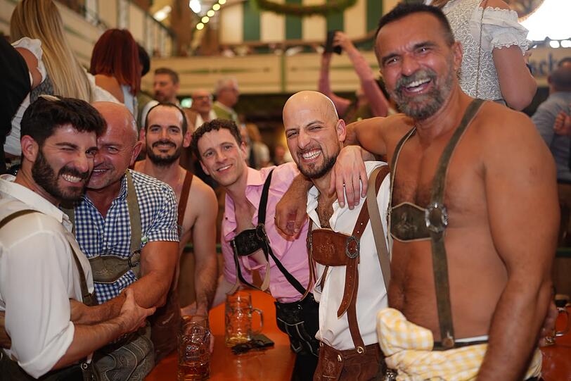 Beste Stimmung beim Gay Sunday in der Bräurosl, Steven und Orek (3. und 2. v. r.) sind allerbester Laune. Beste Stimmung beim Gay Sunday in der Bräurosl, Steven und Orek (3. und 2. v. r.) sind allerbester Laune.