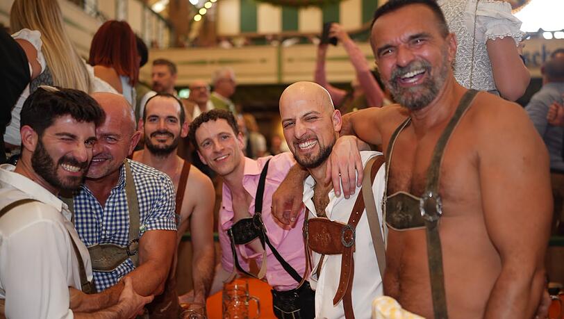 Beste Stimmung beim Gay Sunday in der Br&auml;urosl, Steven und Orek (3. und 2. v. r.) sind allerbester Laune.