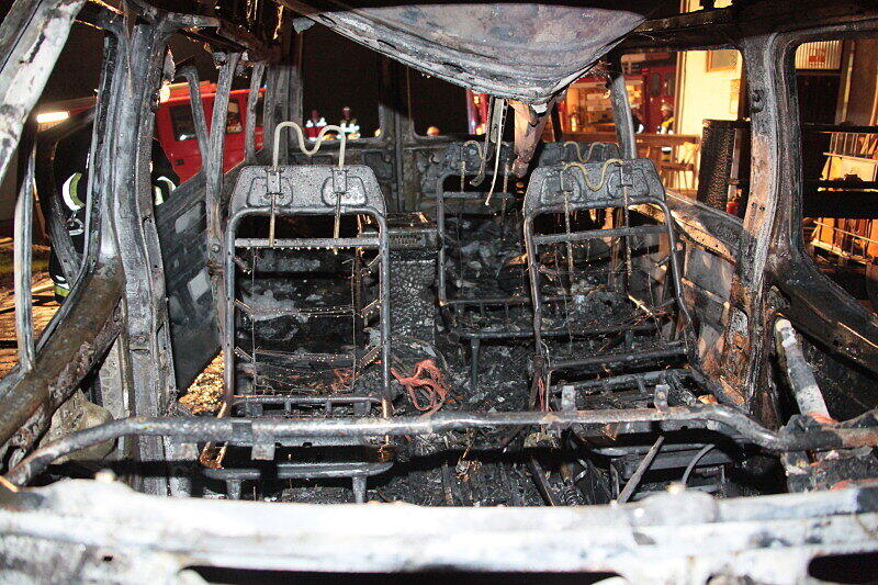 Völlig ausgebrannt: In Tötenberg bei Aschau stand ein Klein-Lkw in Flammen. Als die Feuerwehren beim Fahrzeug eintrafen, stand es bereits voll in Brand. Die Ursache des Feuers war zum Montagmorgen noch unbekannt.