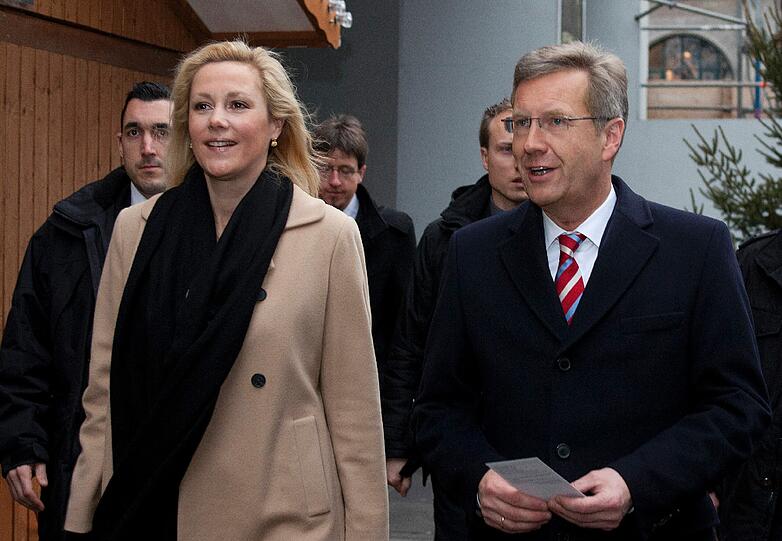 Am Freitagabend soll er nach Informationen der &bdquo;Bild am
Sonntag&ldquo; die Weihnachtsfeier des Bundespräsidialamts wenige Minuten
nach seiner Rede verlassen haben.