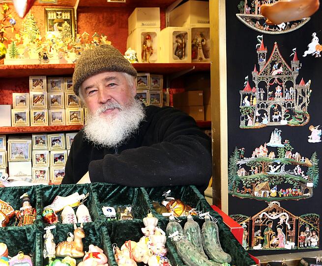 Der beleuchtete Weihnachtsbaum ist im Dunklen eine Schau: der Christkindlmarkt am Marienplatz.